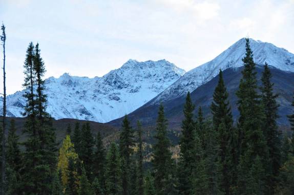 Montanhas nevadas na Alaska Highway, sinal de que já estamos no Alaska!
